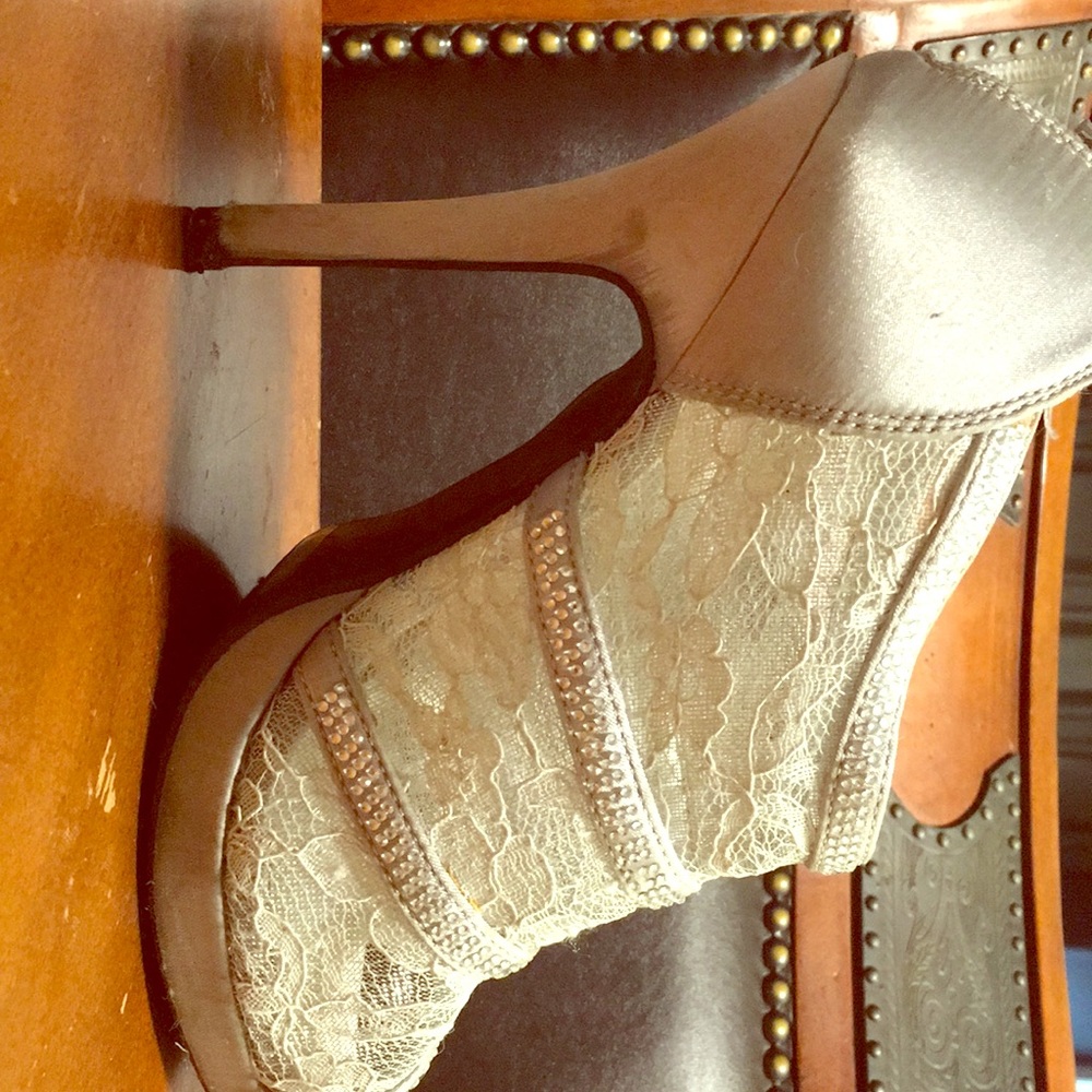 Gray lace high heels with grey sparkles